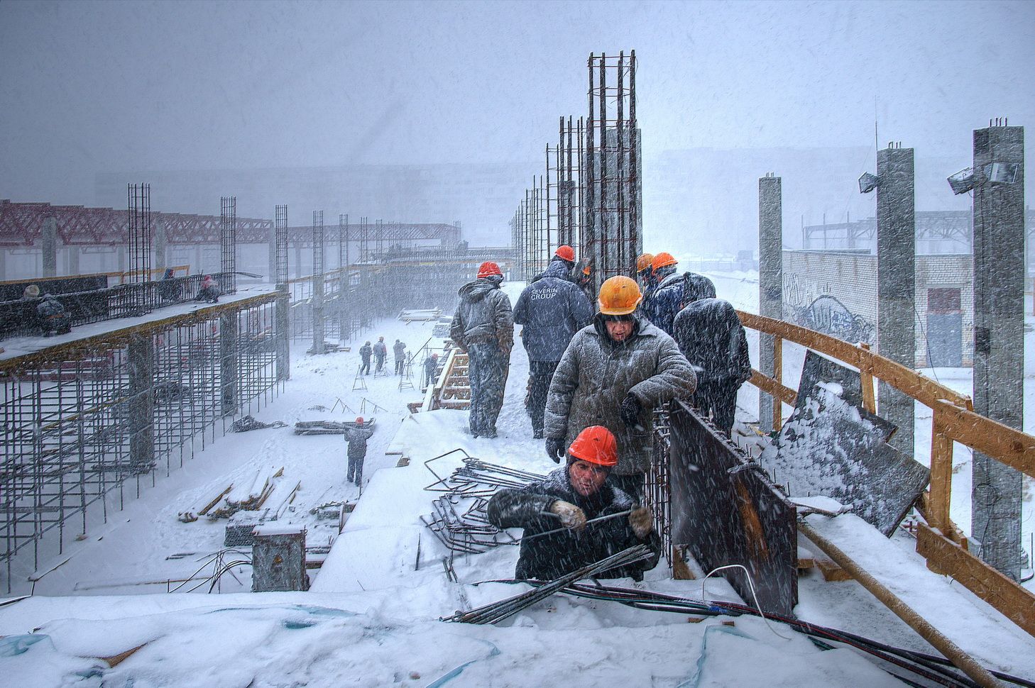 Строительство в зимнее время стоит дороже.